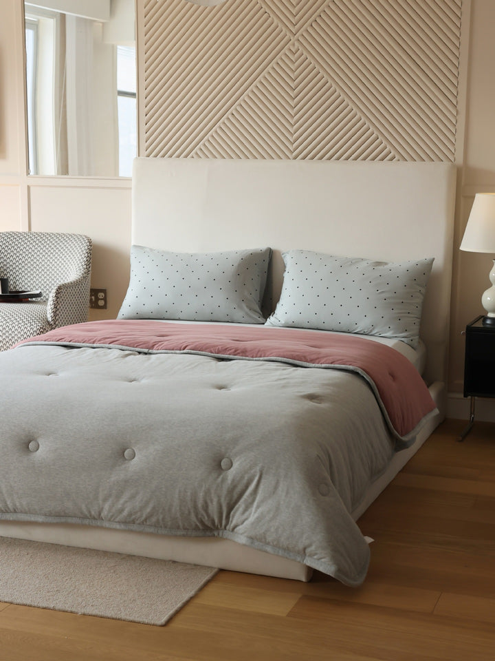 Ultralight climate-regulating quilted blanket with compact filling and cotton surface