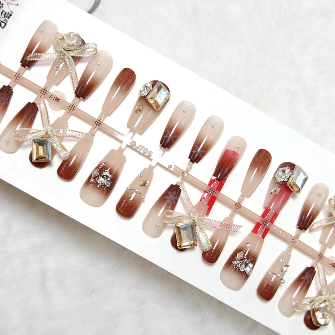Artificial nails with luxurious design and elegant decorations Kalsten