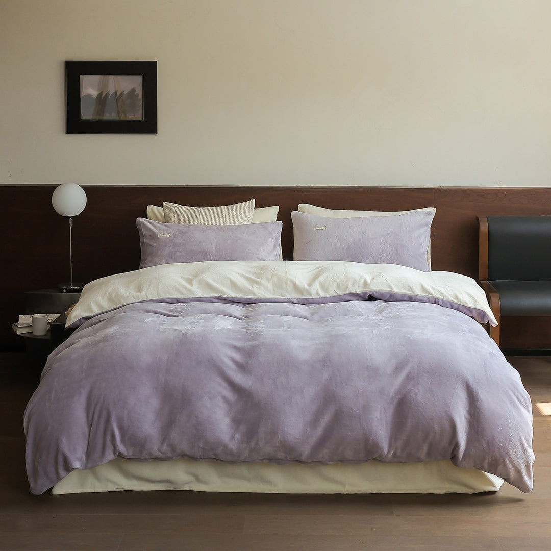 Plush bedding set with velvety microfiber surface Kalsten