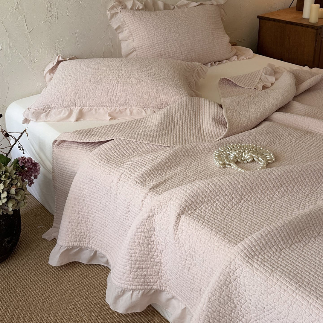 Quilted cotton bedspread and pillowcase set with ruffled edge