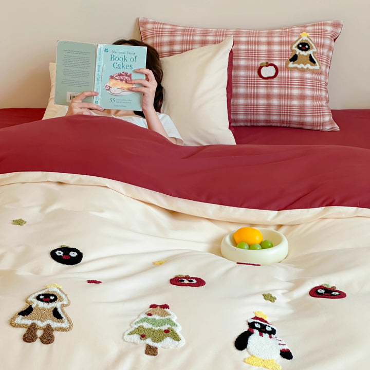 Children's bedding set with appliquéd winter figures and checkered ruffle