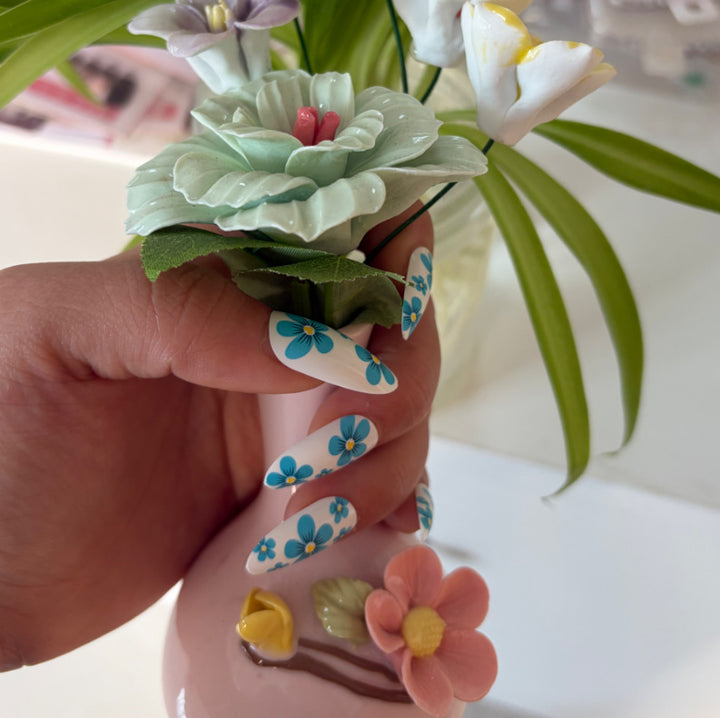 Artistic Almond-Shaped Press-On Nails Set with Metallic Accents Kalsten