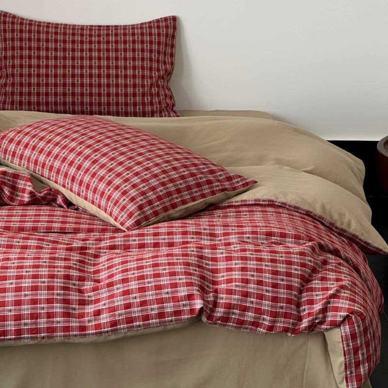 Reversible bedding set made of cotton percale with checkered Vichy pattern and solid colored reverse
