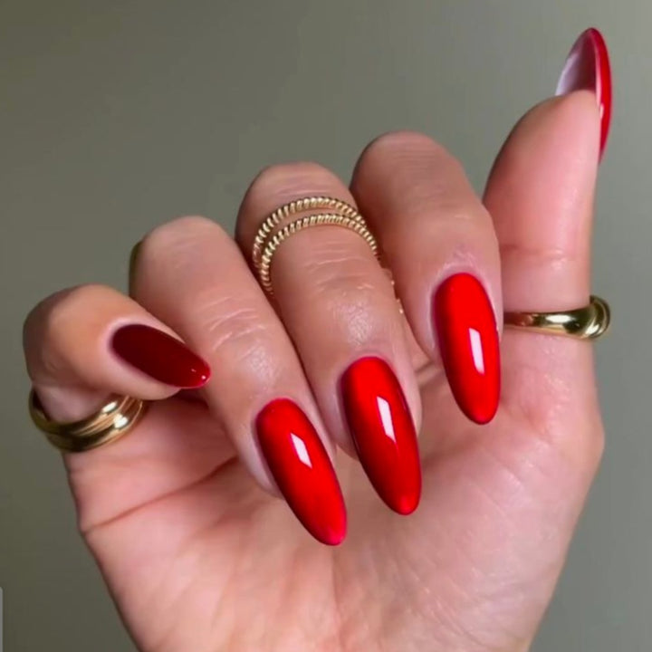 Artificial nails in elegant almond-shaped tips Kalsten