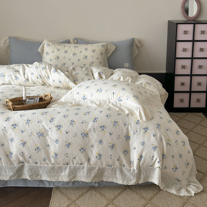 Cotton bedding set with lace ruffle and delicate floral print