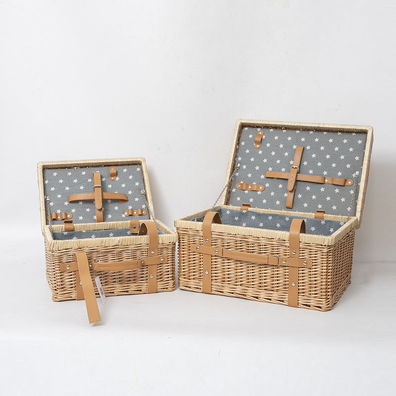 Storage basket with practical lid