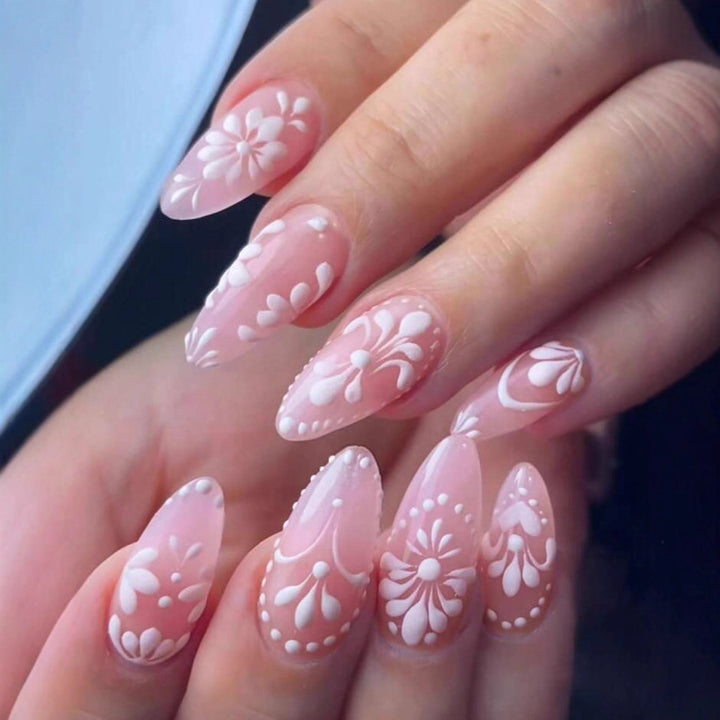 Nail art set with delicate flowers and elegant contours Kalsten