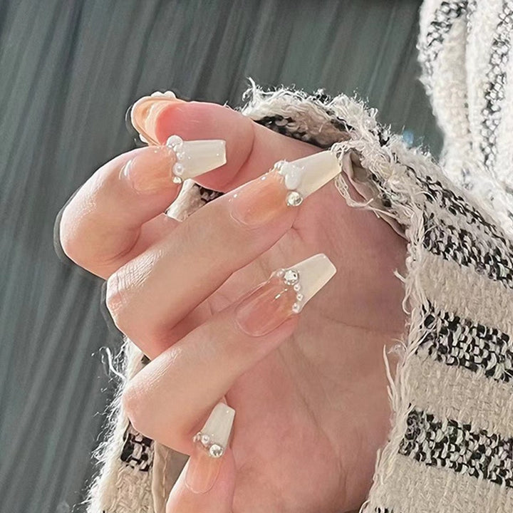 Artificial nails with glamorous pearl details Kalsten