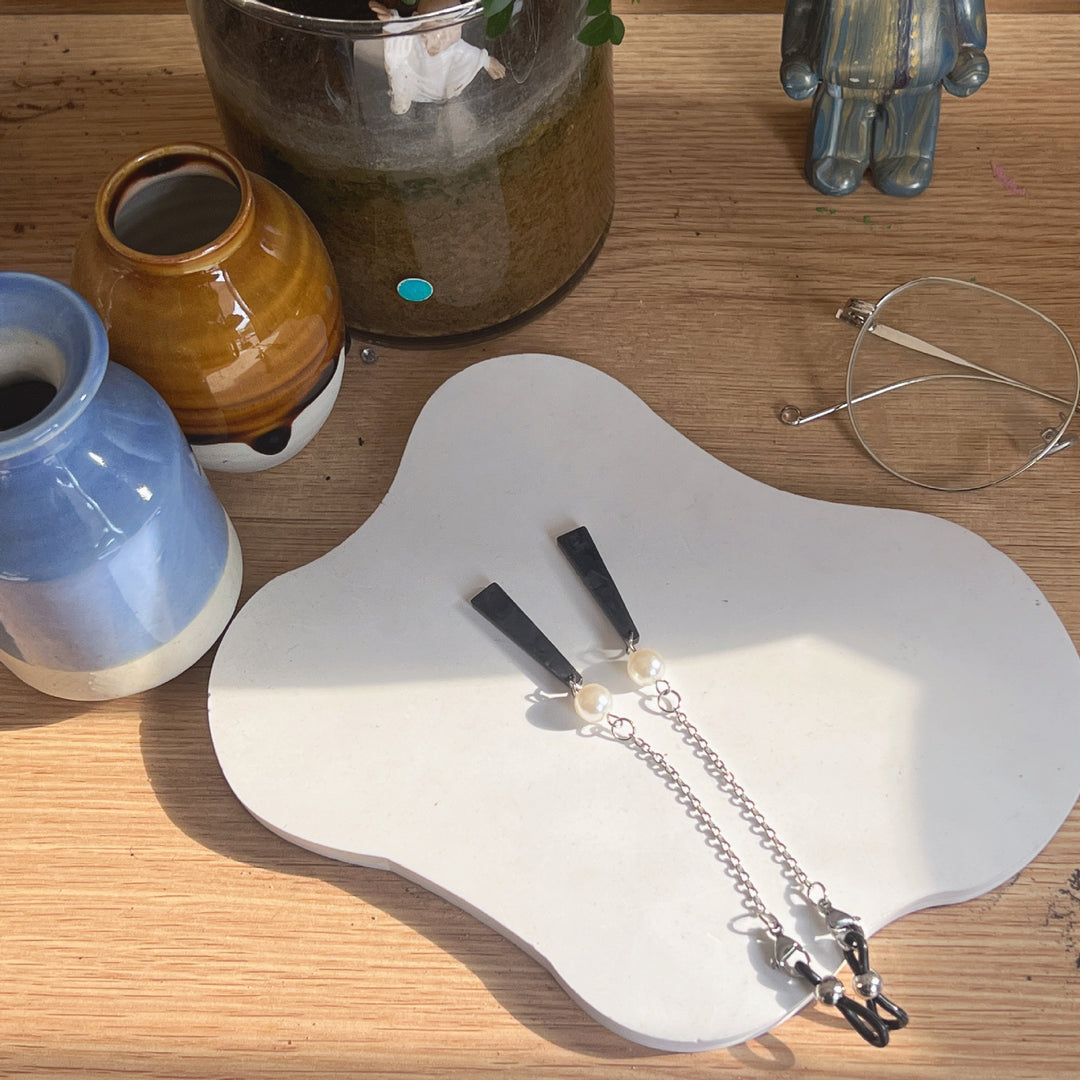 Chic Pearl and Chain Eyewear Holder Kalsten