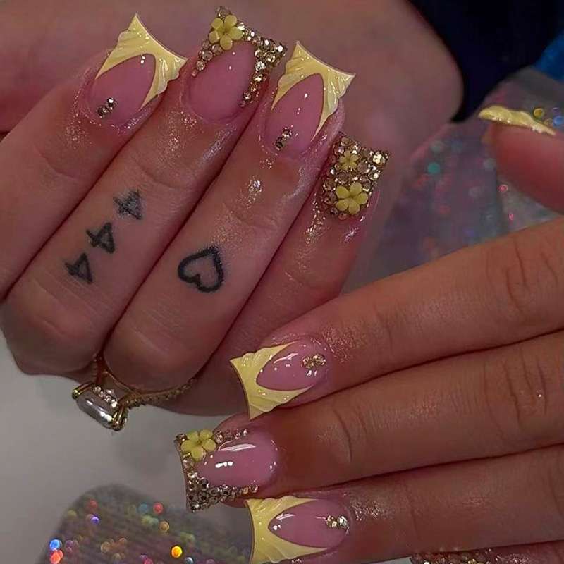 Decorative Floral and Rhinestone Press-On Nails Kalsten