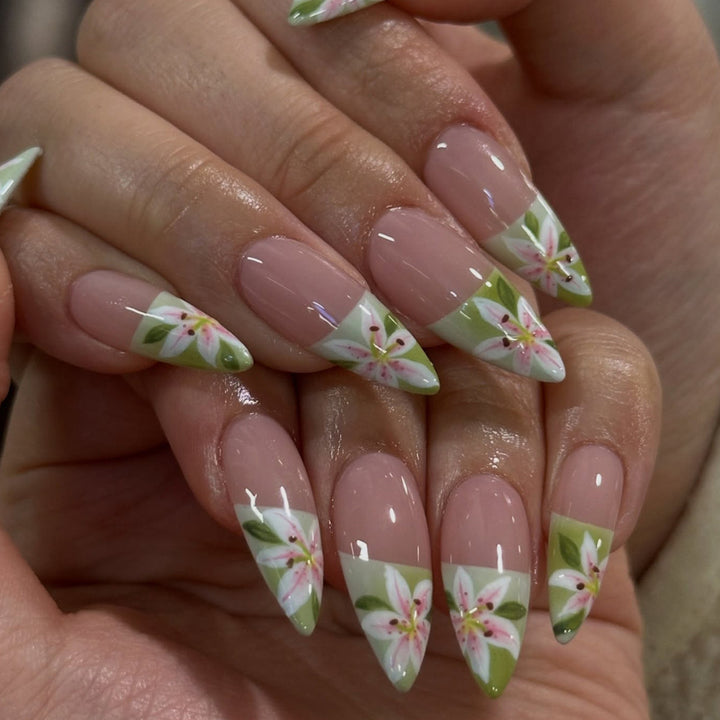 Artificial nails with hand-crafted floral embellishments Kalsten