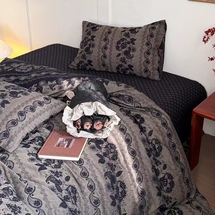 Reversible bedding set made of cotton-linen with delicate floral print and quilted blanket
