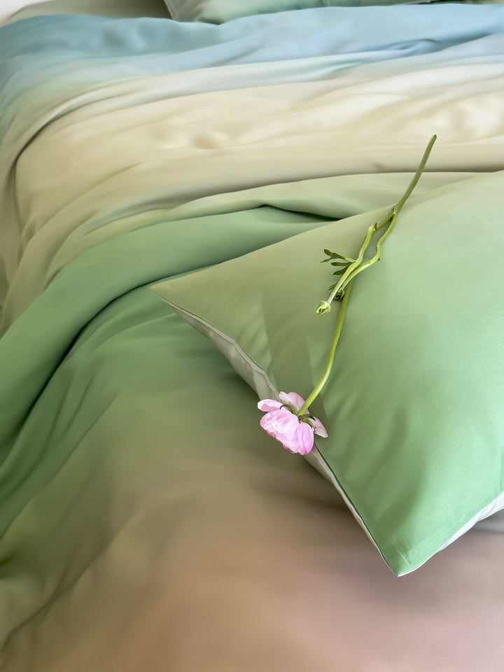 Bedding set made of satin with a soft ombre color gradient and a silky-matte feel