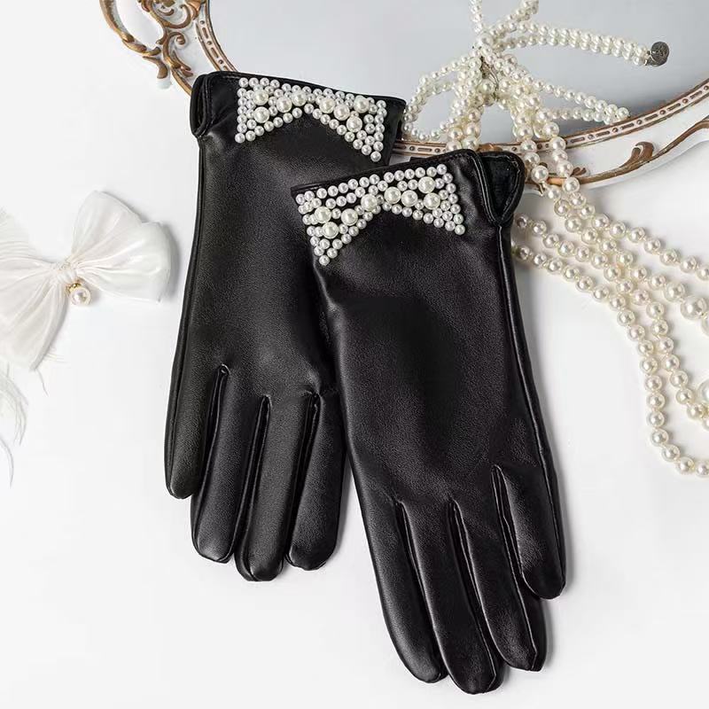 Elegant Leather Gloves with Chain Detail Kalsten