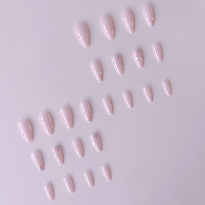 Artificial nail set with delicate floral pattern and glossy finish Kalsten