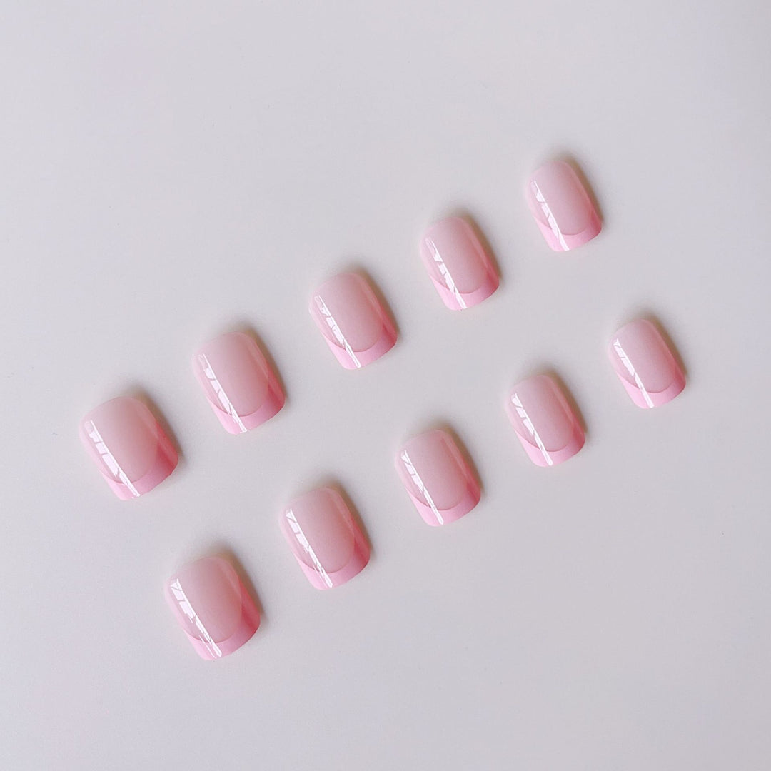 Artificial nail set with modern French tips and elegant shine Kalsten