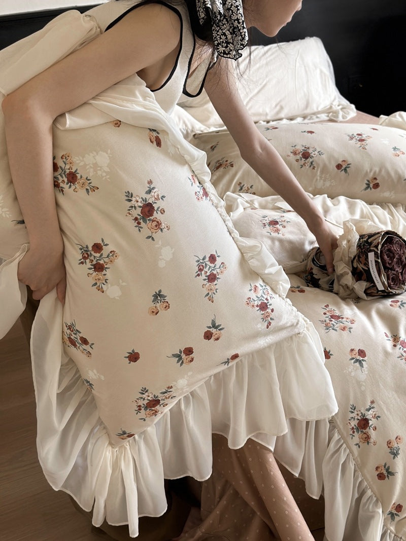 Bedding set with vintage rose print, ruffled hem and soft cotton percale