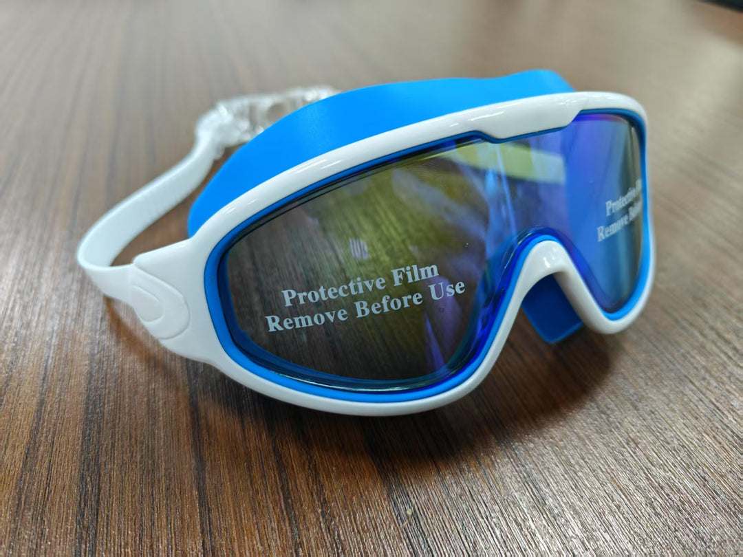 Diving mask with wide field of view and magnet holder Kalsten