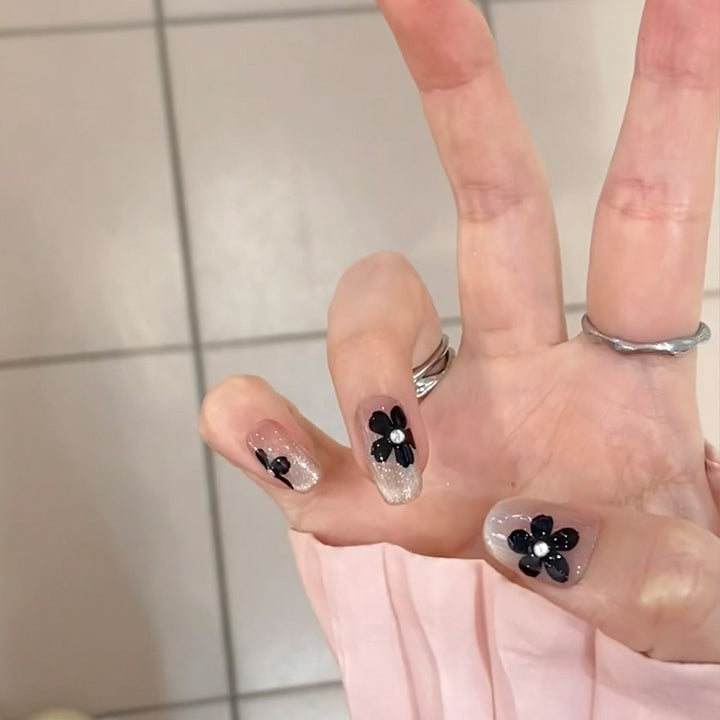 Artificial nail set with elegant flower design and glamorous accents Kalsten