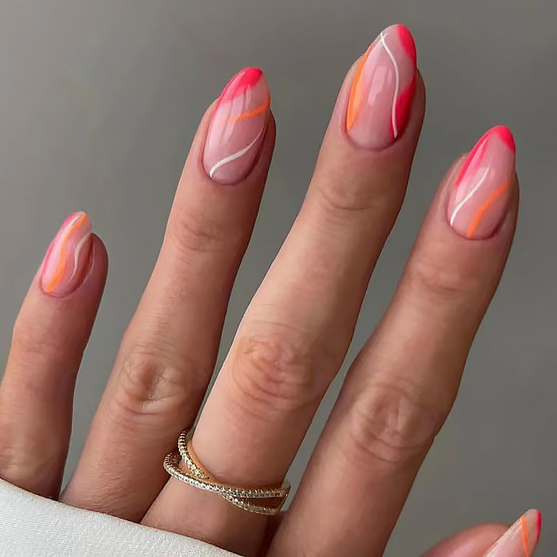 Artful nail tips with curved lines Kalsten