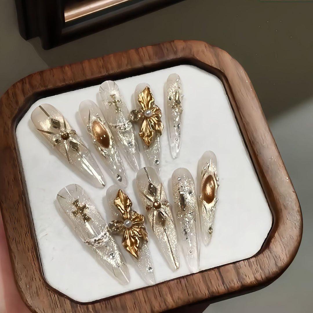 Artificial Nails in Elegant Gold Design Kalsten