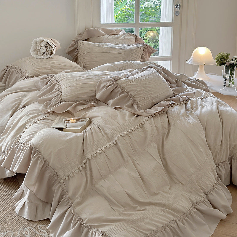 Bedding set made of cotton percale with ruffled flounce, decorative pleats, and pompom edge