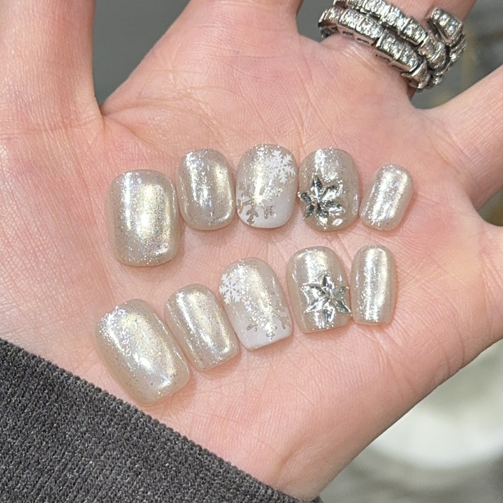 Artificial nails with festive snowflake design Kalsten