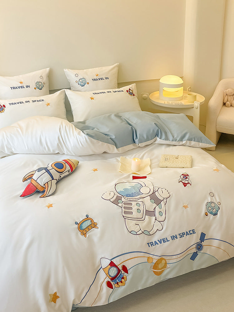 Children's bedding set made of soft cotton blend with embroidered astronaut and rocket motifs
