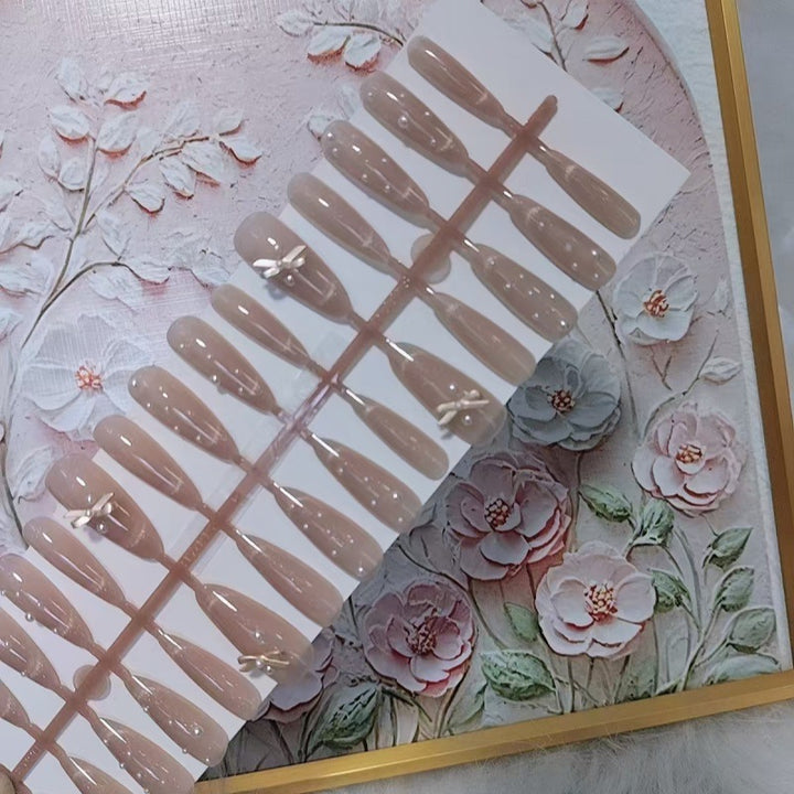 Elegant artificial nail tips with pearl details Kalsten
