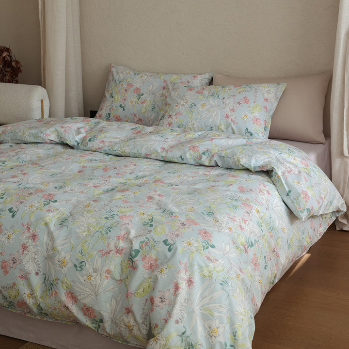 Cotton satin bedding set with fine watercolor floral pattern and soft touch