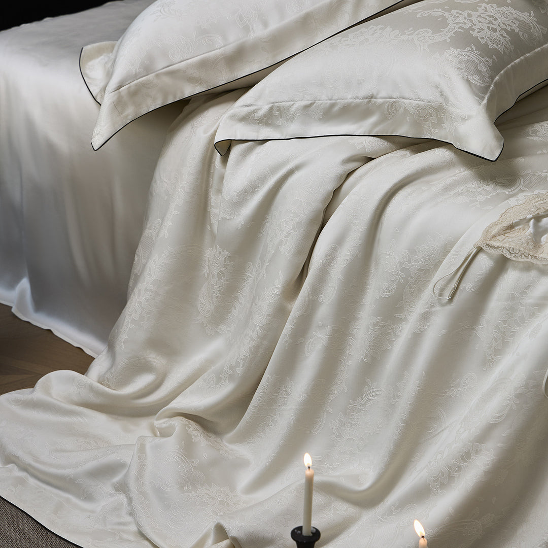 Luxurious satin jacquard bedding set with fine piping