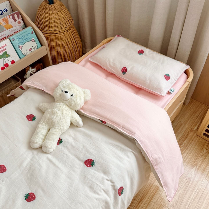 Children's bedding set with strawberry embroidery made of cotton muslin