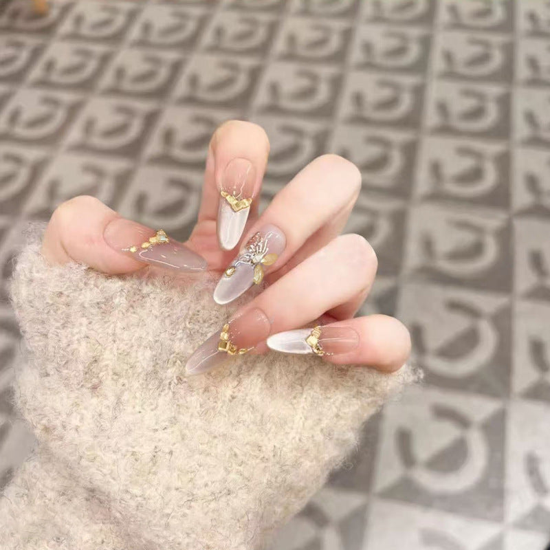 Glamorous art nails with elegant golden details Kalsten