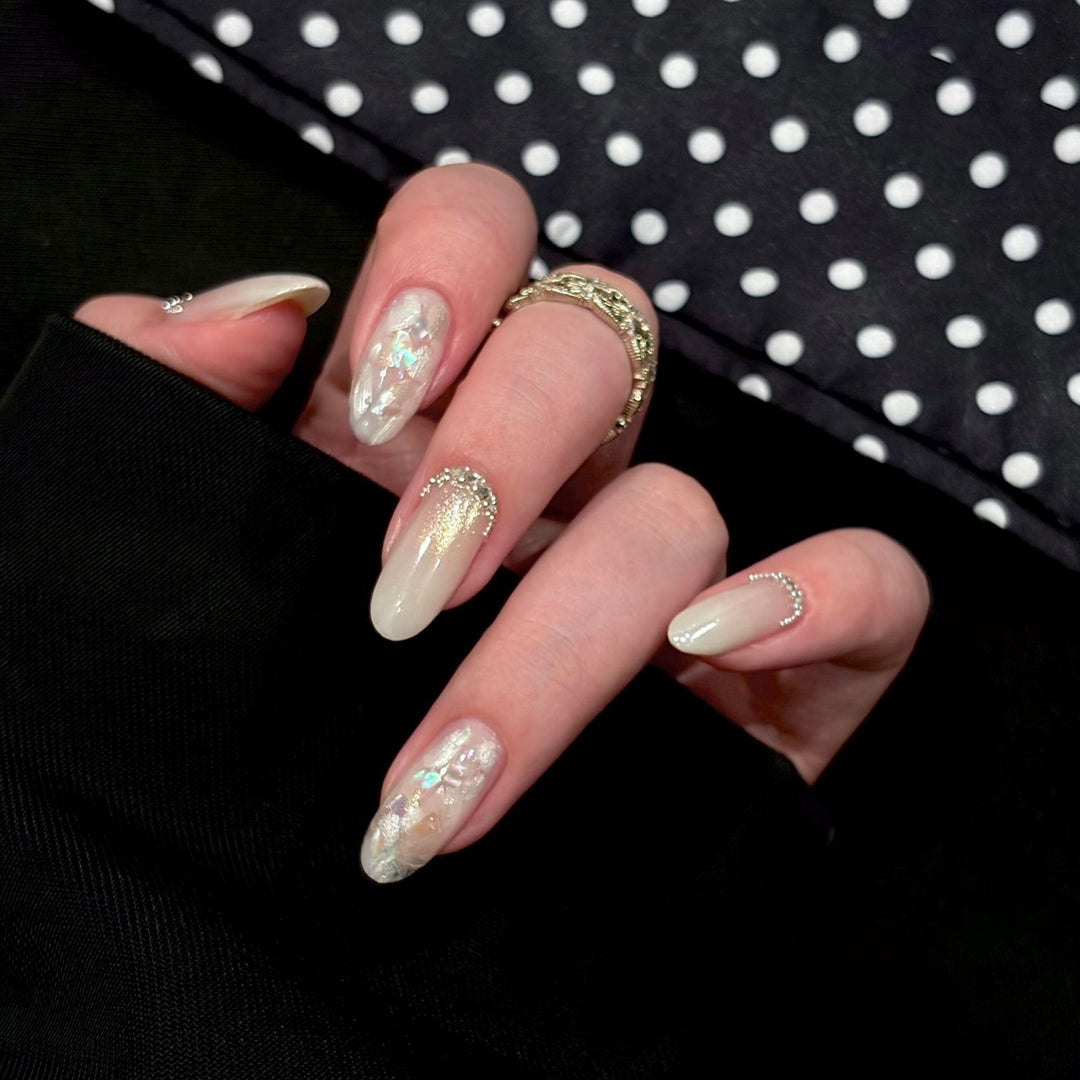 Artificial nails with shimmering accents and elegant applications Kalsten