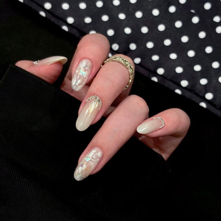 Artificial nails with shimmering accents and elegant applications Kalsten