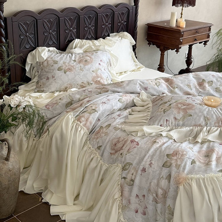 Bedding set made of cotton satin with floral rose pattern and voluminous ruffle