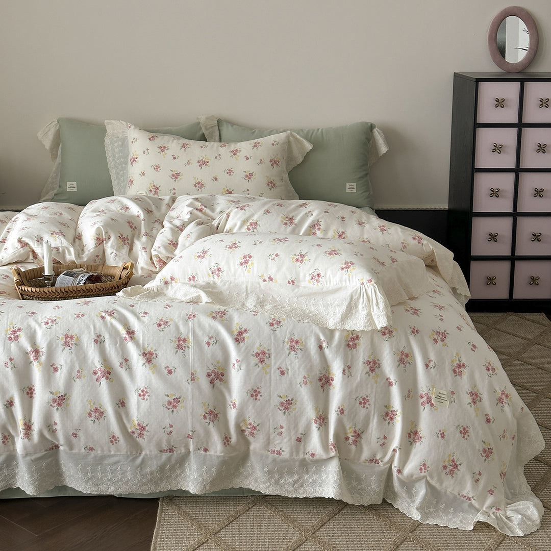 Cotton bedding set with lace ruffle and delicate floral print