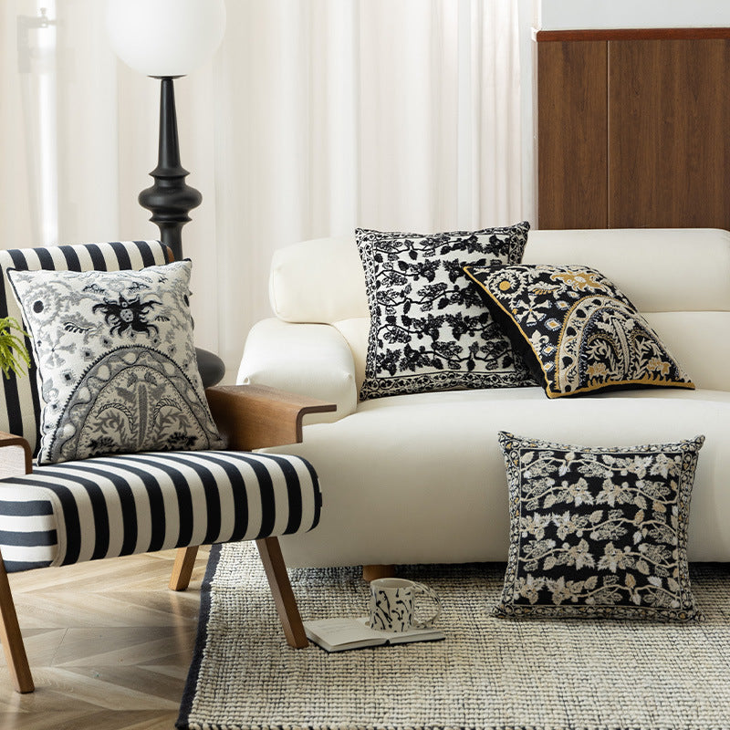 Decorative cushion cover made of jacquard with floral pattern