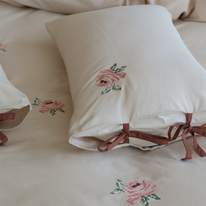 Embroidered bedding set made of cotton satin with rose embroidery and bow closure