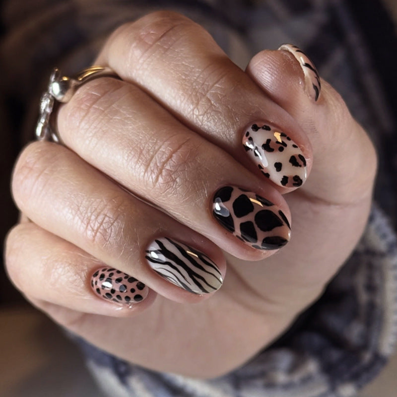 Artificial nail art with playful dots and bows Kalsten