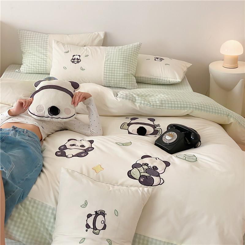 Bedding set made of cotton satin with embroidered panda motifs and checkered reversible option