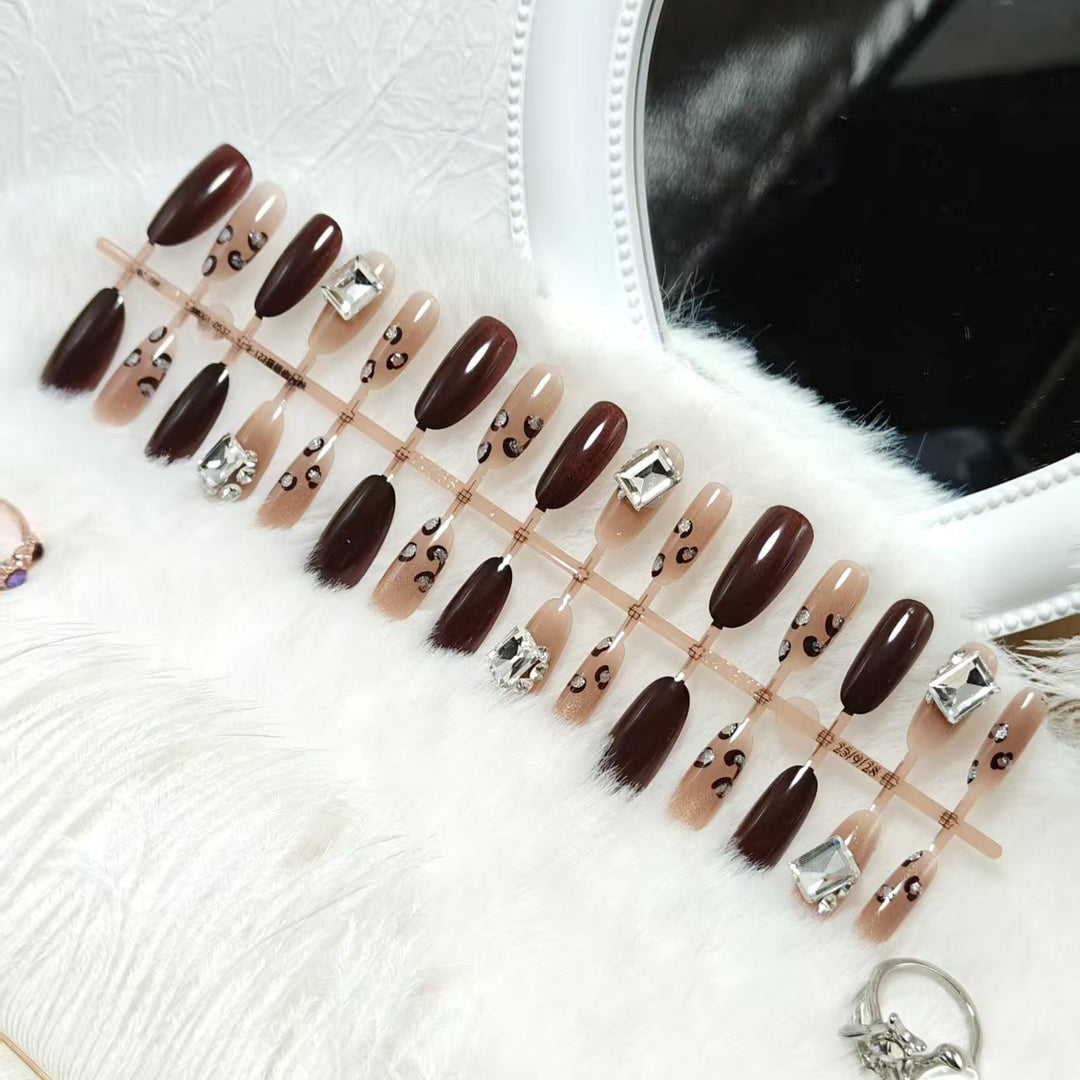 Artificial nails with elegant glamour accents Kalsten