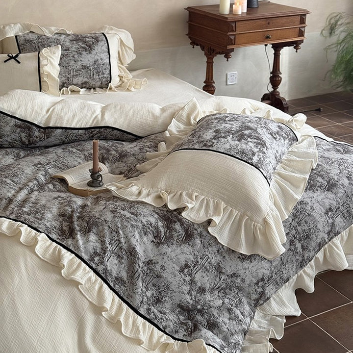 Bedding set made of cotton gauze with lush ruffle, velvet applique, and contrast piping