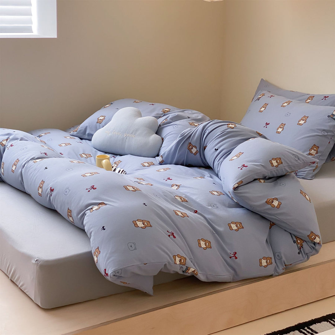 Children's bedding set with playful animal and smile print
