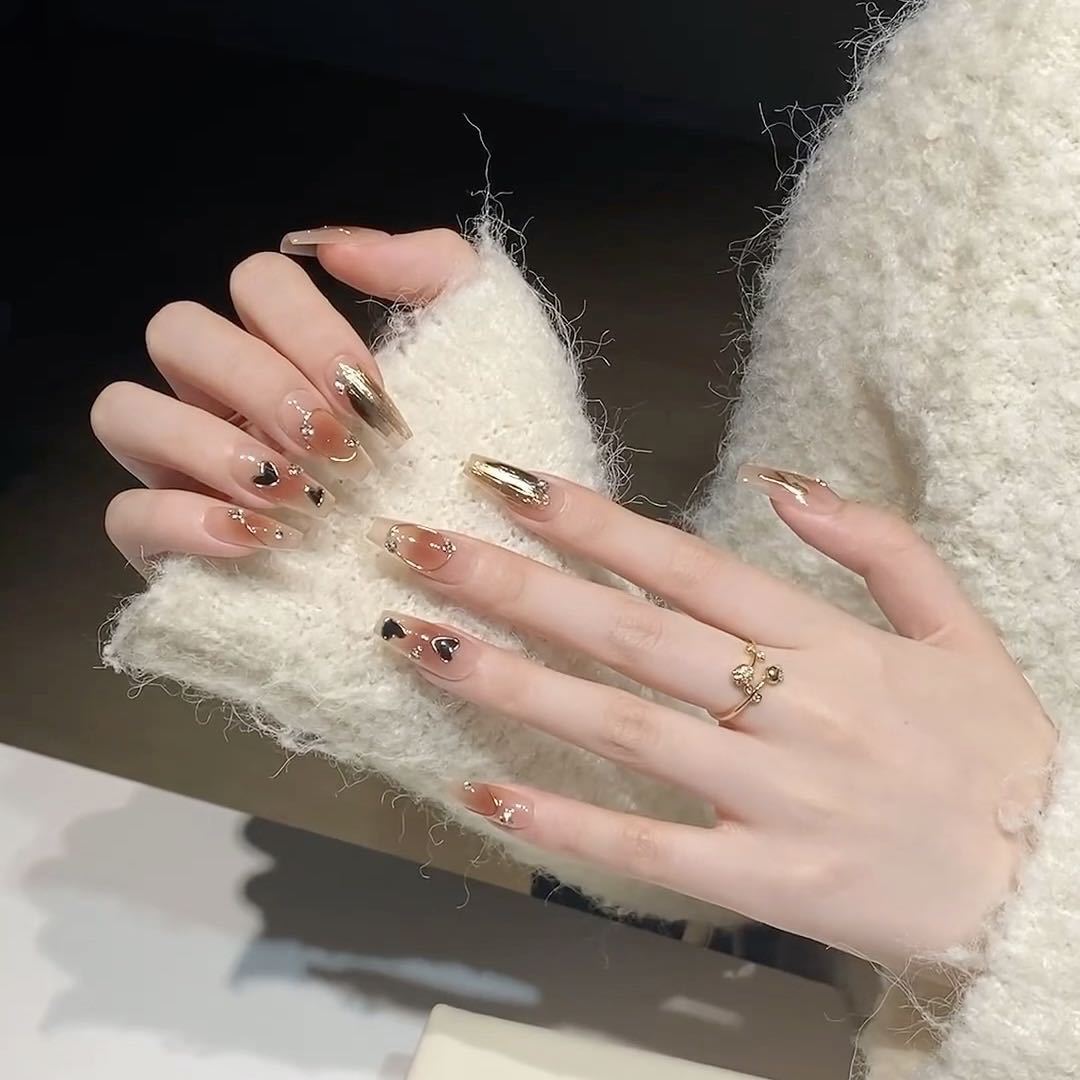 Artistic Press-On Nail Set with Elegant Metallic Accents Kalsten
