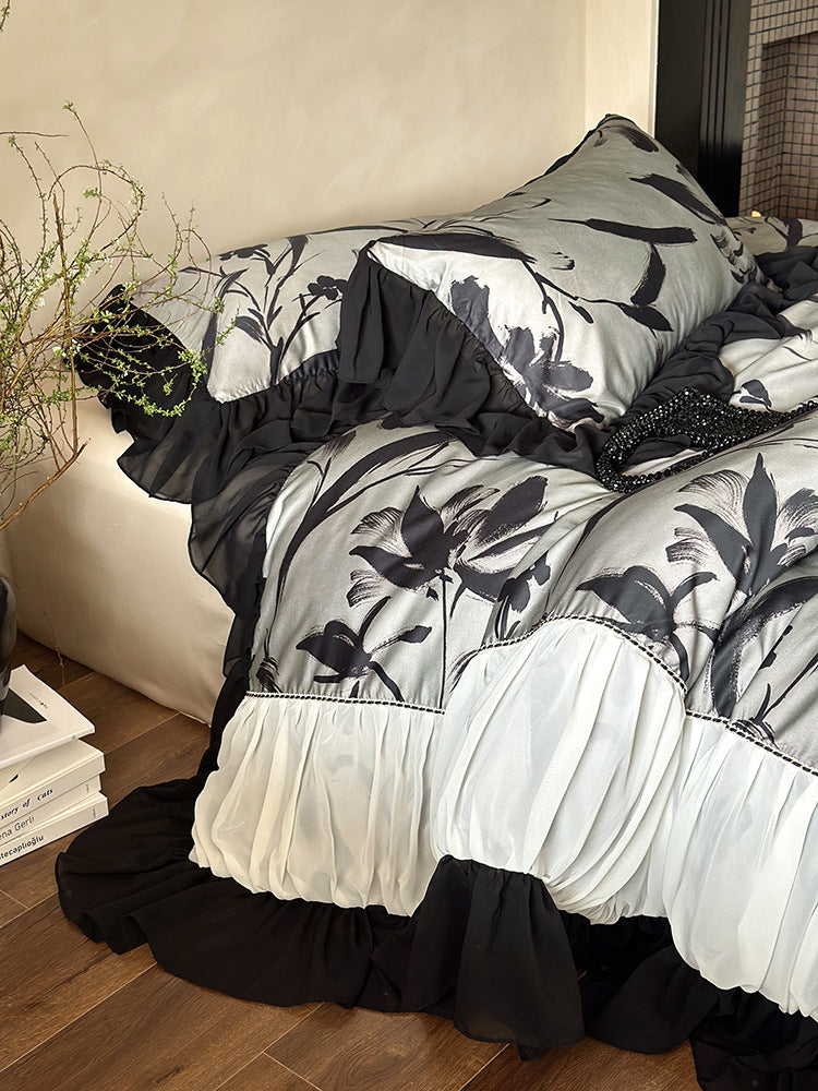 Romantic bedding set with gathered frill, chiffon ruffle hem and large floral print