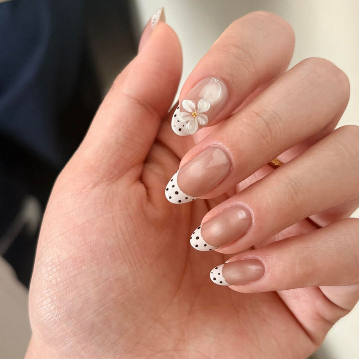 Decorative artificial nails with elegant accents Kalsten