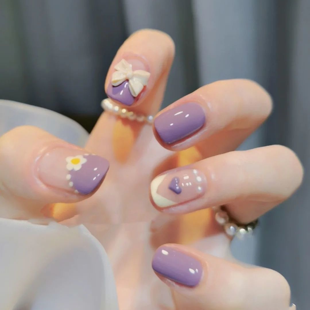 Glamorous artificial nails with heart design and glittering accents Kalsten