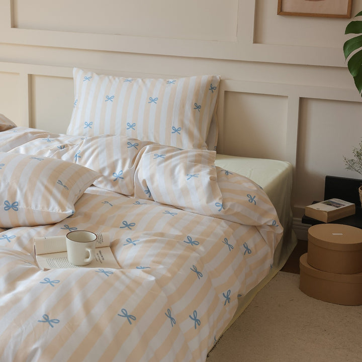 Cotton percale bedding set with botanical sketch print and concealed hotel closure