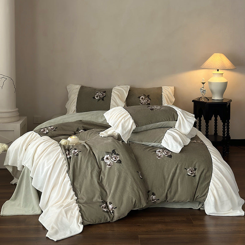Samt-Optik bedding set with embroidered rose designs, frill and reversible function